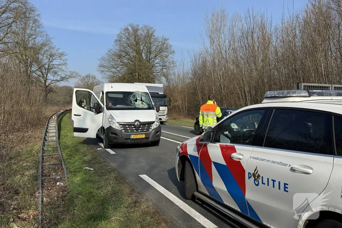 Bestuurder bestelbus aan de dood ontsnapt
