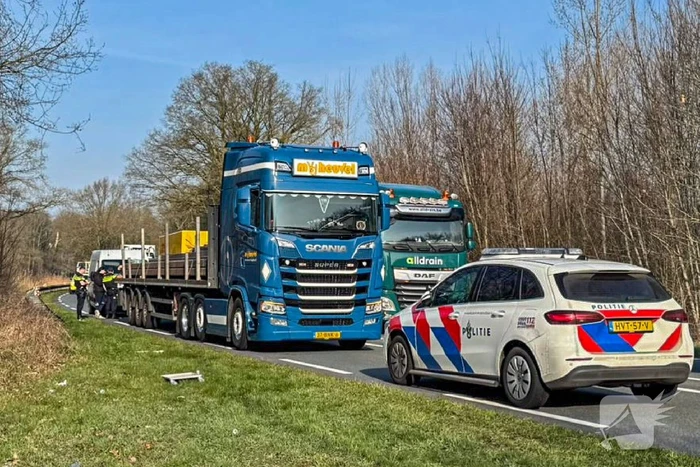 Bestuurder bestelbus aan de dood ontsnapt