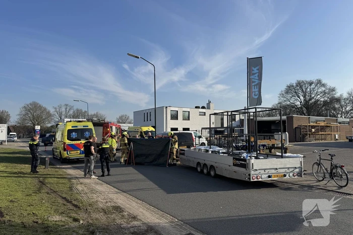 Man raakt gewond bij aanrijding met lantaarnpaal