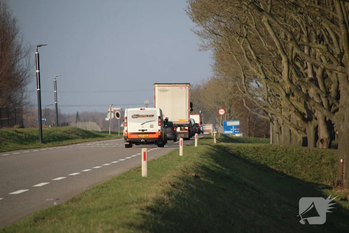 Ongeval tussen busje en Range Rover veroorzaakt verkeerschaos