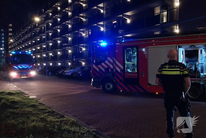 Hoogwerker ingezet bij brand op flatdak