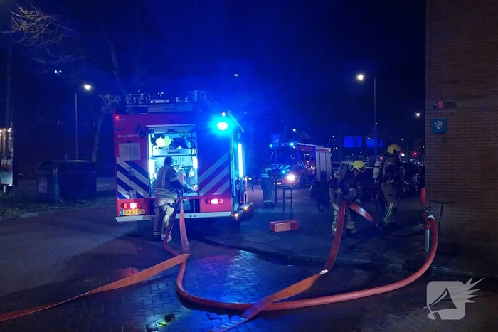 Hoogwerker ingezet bij brand op flatdak