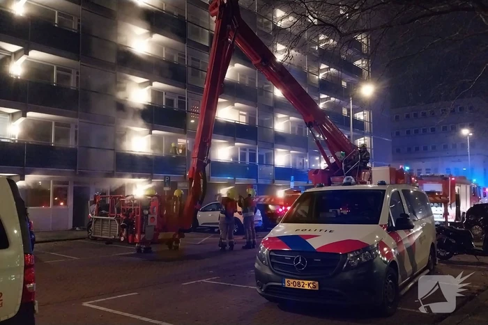 Hoogwerker ingezet bij brand op flatdak