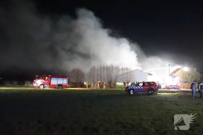 Brandweer bestrijdt grote brand