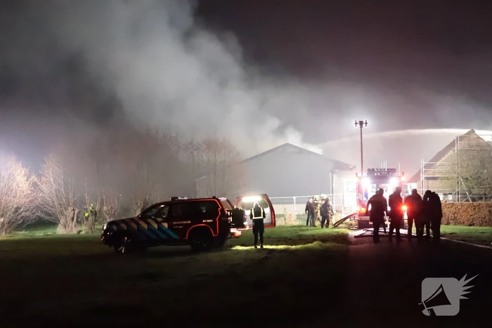 Brandweer bestrijdt grote brand