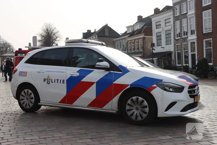Oudere met hoogwerker uit beautysalon gehaald