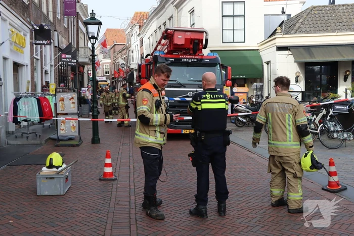Oudere met hoogwerker uit beautysalon gehaald