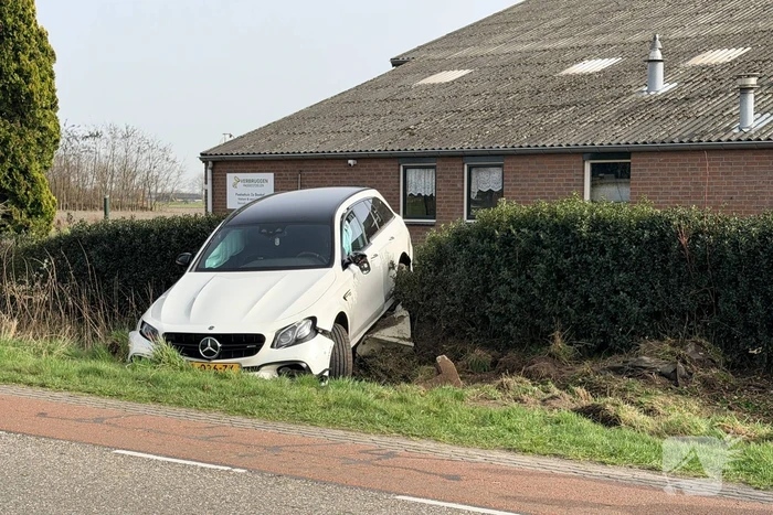 Mercedes AMG belandt in sloot