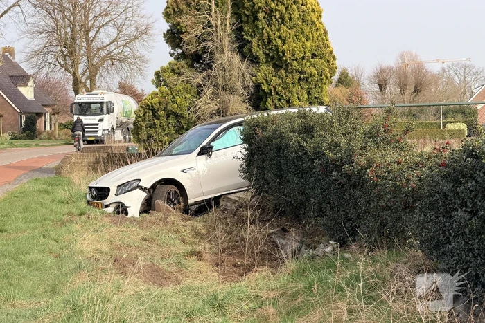 Mercedes AMG belandt in sloot