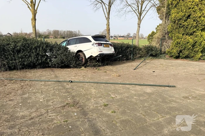 Mercedes AMG belandt in sloot