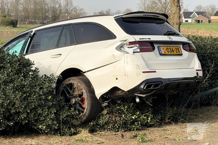 Mercedes AMG belandt in sloot