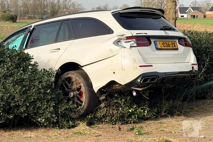 Mercedes AMG belandt in sloot