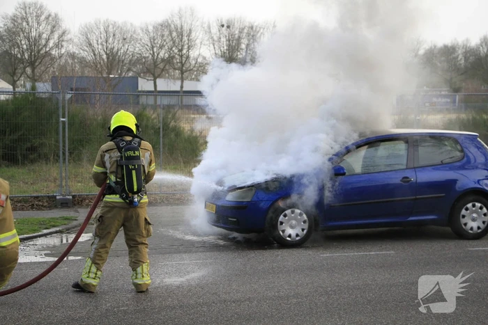 Motorblok van auto in brand tijdens rit
