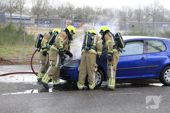 Motorblok van auto in brand tijdens rit