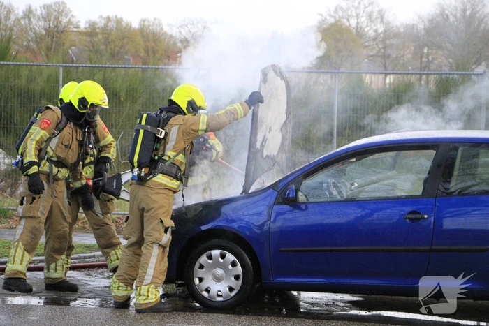 Motorblok van auto in brand tijdens rit