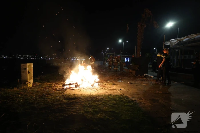 Buitenbrand aan houten pallets veroorzaakt politie- en brandweeractie