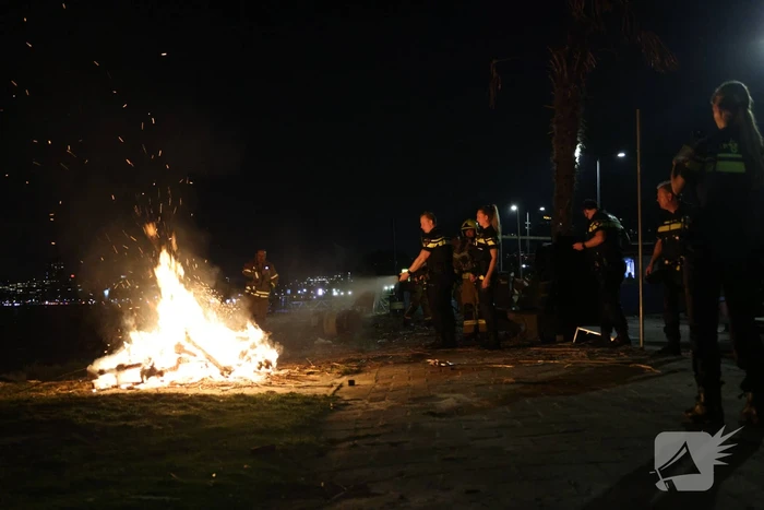 Buitenbrand aan houten pallets veroorzaakt politie- en brandweeractie