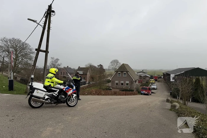Auto rijdt van dijk en belandt in sloot tijdens achtervolging