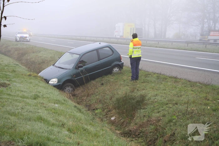 Bestuurder belandt onder invloed in sloot