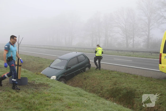 Bestuurder belandt onder invloed in sloot