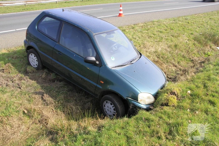 Bestuurder met alcohol belandt in sloot