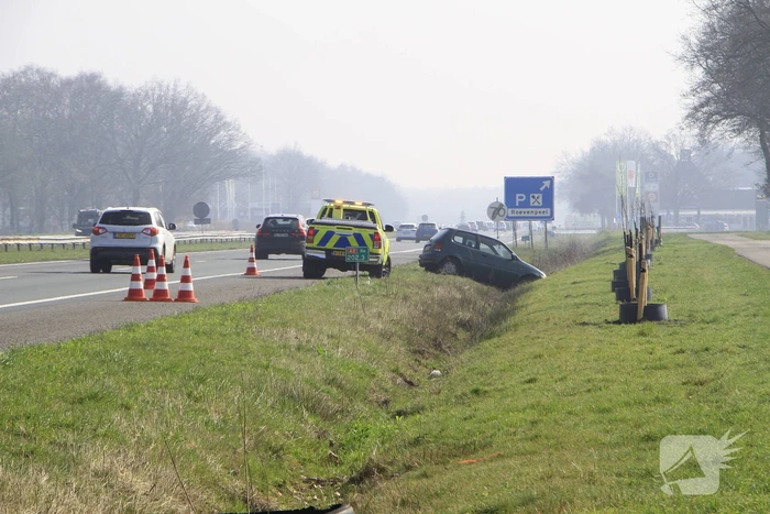 Bestuurder met alcohol belandt in sloot