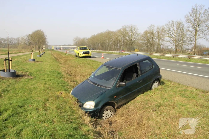 Bestuurder met alcohol belandt in sloot