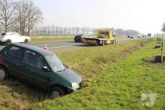Bestuurder met alcohol belandt in sloot