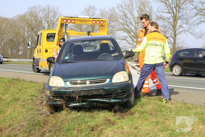 Bestuurder met alcohol belandt in sloot