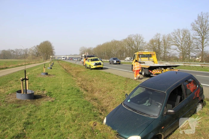 Bestuurder met alcohol belandt in sloot