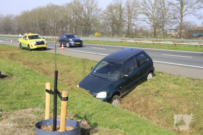 Bestuurder met alcohol belandt in sloot