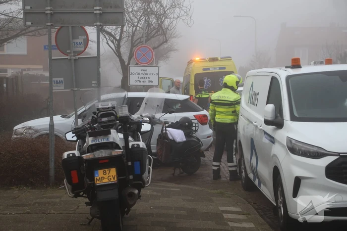 Ongeval tussen scooter en auto leidt tot gewonde
