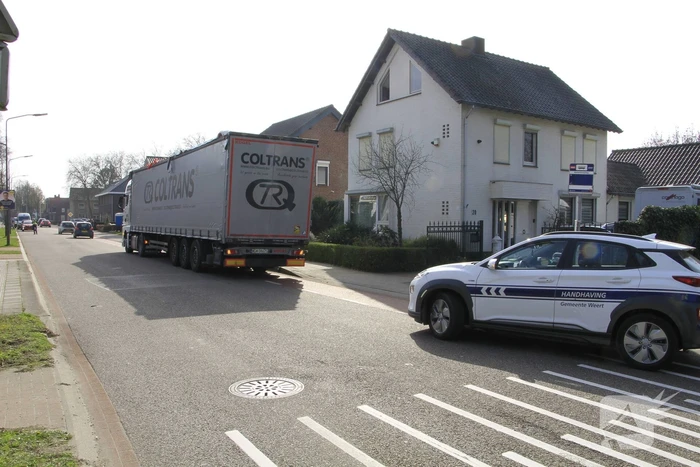 Vrachtwagen botst op spoorviaduct en veroorzaakt verkeershinder