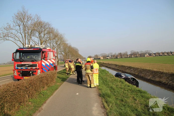 Auto in het water na eenzijdig ongeval