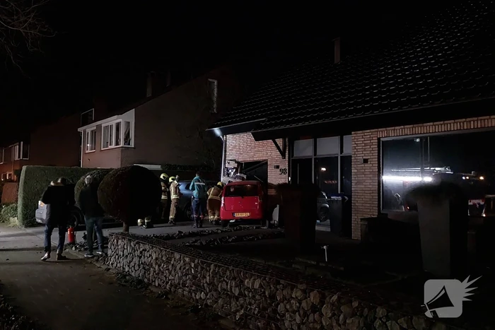 Auto rijdt woning binnen