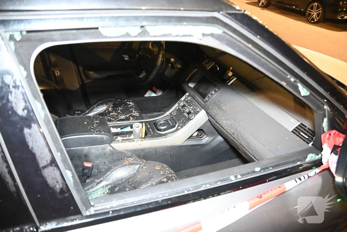 Autobrand na ingegooide zijruit