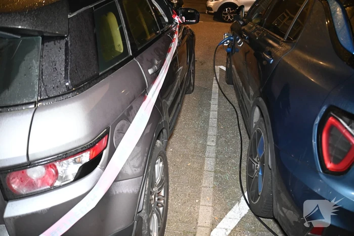 Autobrand na ingegooide zijruit