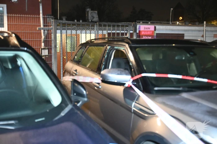 Autobrand na ingegooide zijruit