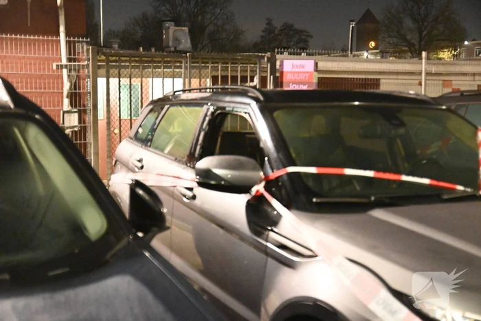 Autobrand na ingegooide zijruit