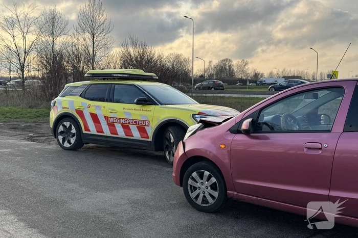 Automobiliste botst achterop vrachtwagen