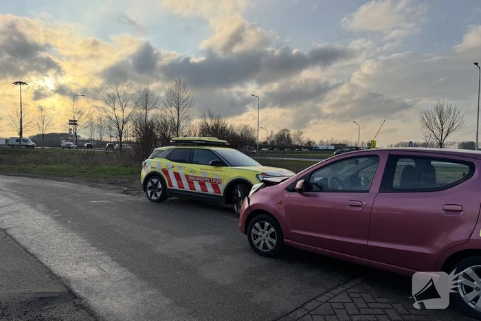 Automobiliste botst achterop vrachtwagen