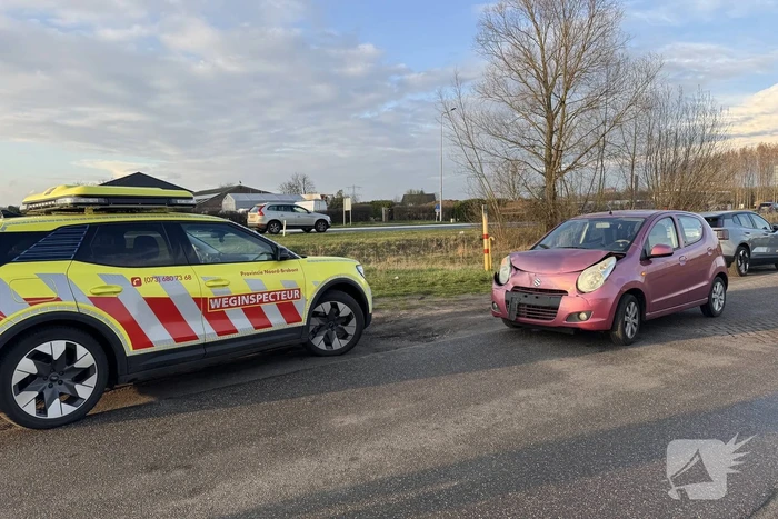 Automobiliste botst achterop vrachtwagen