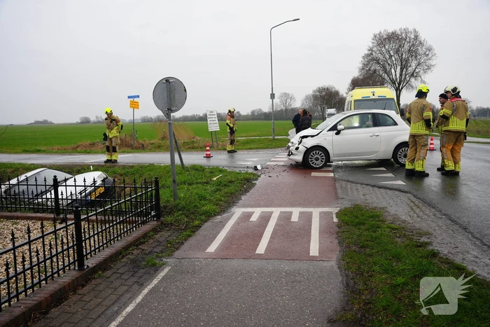 Bestelwagen komt in sloot tot stilstand