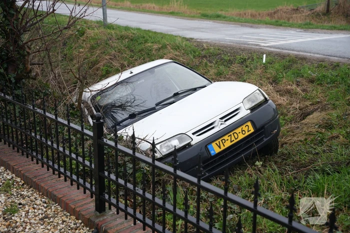 Bestelwagen komt in sloot tot stilstand