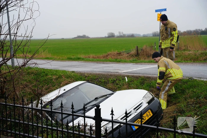 Bestelwagen komt in sloot tot stilstand