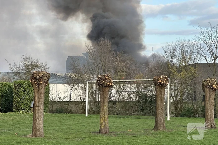 Brand in loods veroorzaakt grote rookontwikkeling