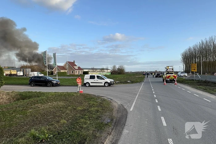 Brand in loods veroorzaakt grote rookontwikkeling