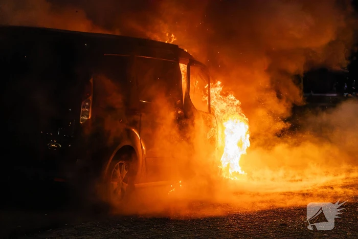 Brand in bestelbusje na harde klap