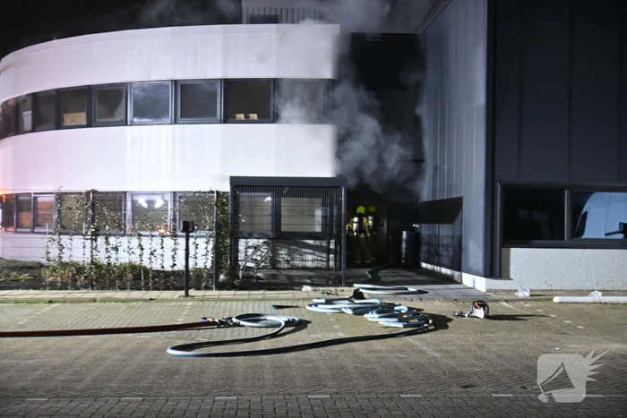 Passerende beveiligers slaan alarm bij brand in verbouwd bedrijfspand