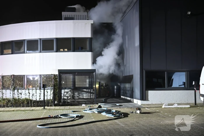 Passerende beveiligers slaan alarm bij brand in verbouwd bedrijfspand